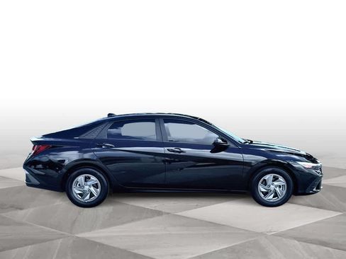 Used 2025 Hyundai Elantra SE FWD image 9