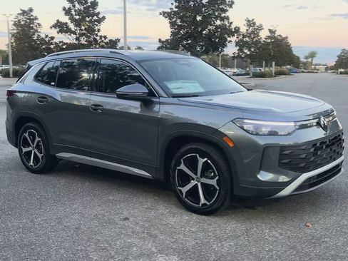 New 2026 Volkswagen Tiguan SE image 2