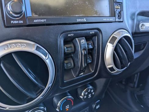 Used 2015 Jeep Wrangler Unlimited Rubicon image 22