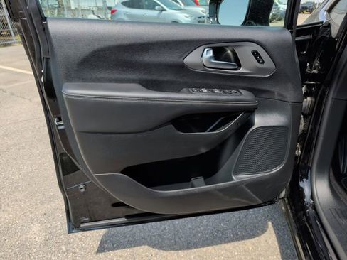 Used 2025 Chrysler Pacifica Select FWD image 12