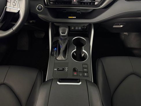 Used 2025 Toyota Highlander XLE FWD image 16