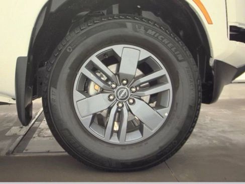 Used 2025 Nissan Frontier SV image 21