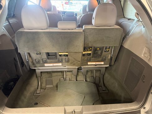 Used 2016 Toyota Sienna XLE Premium FWD image 19