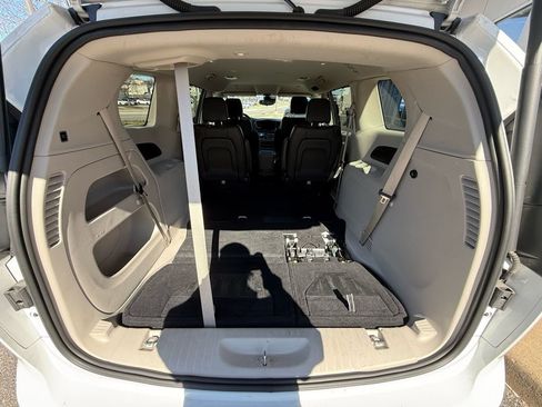 Used 2024 Chrysler Pacifica Touring-L image 32