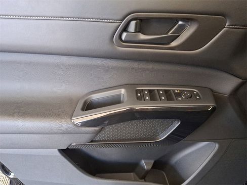 Used 2024 Nissan Pathfinder S image 16