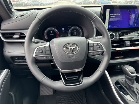 Certified 2025 Toyota Highlander XSE AWD/4WD image 11