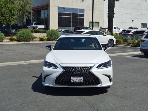Used 2025 Lexus ES 300h w/ Premium Package FWD image 2