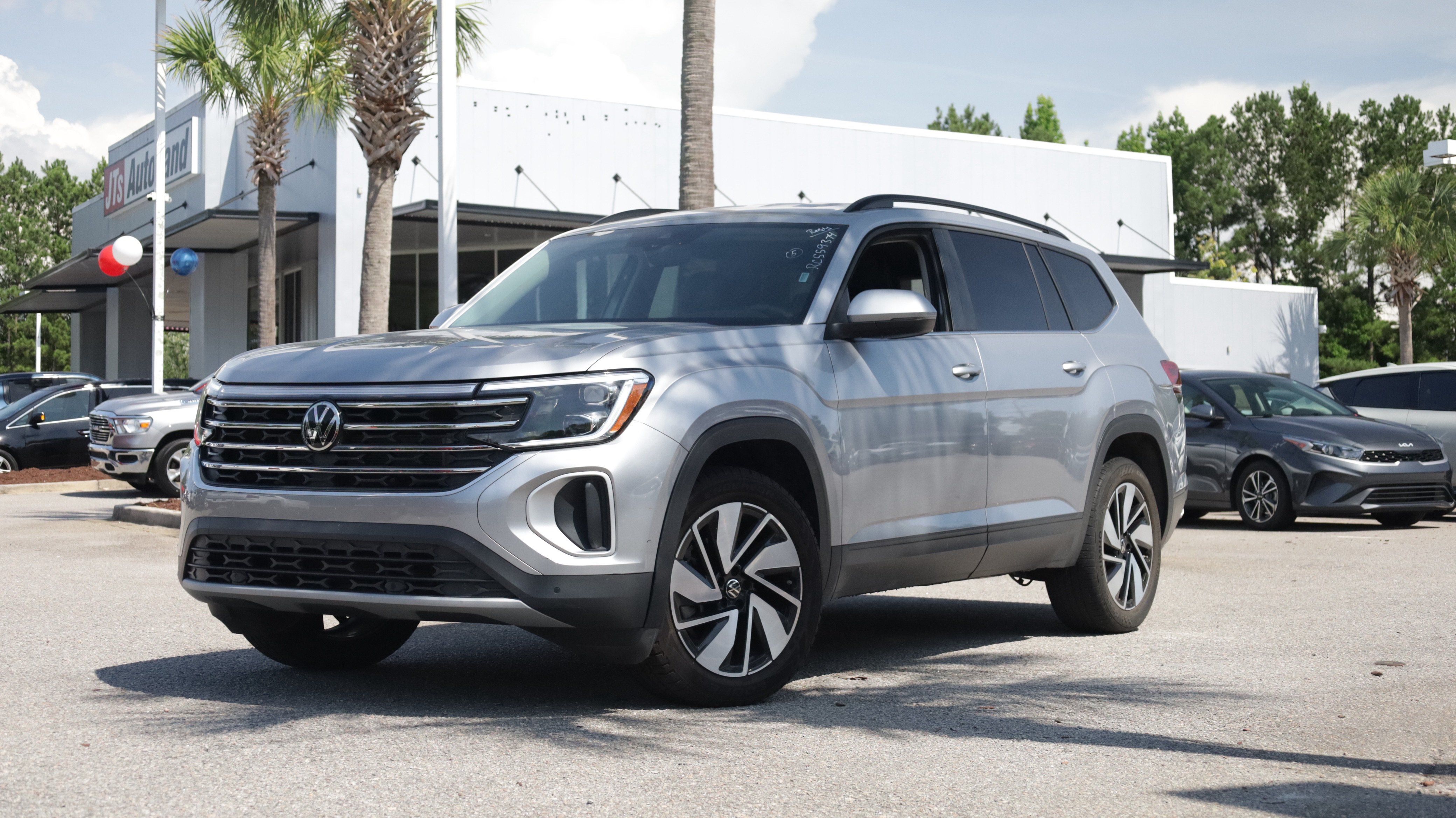 Used 2024 Volkswagen Atlas SE FWD image 1