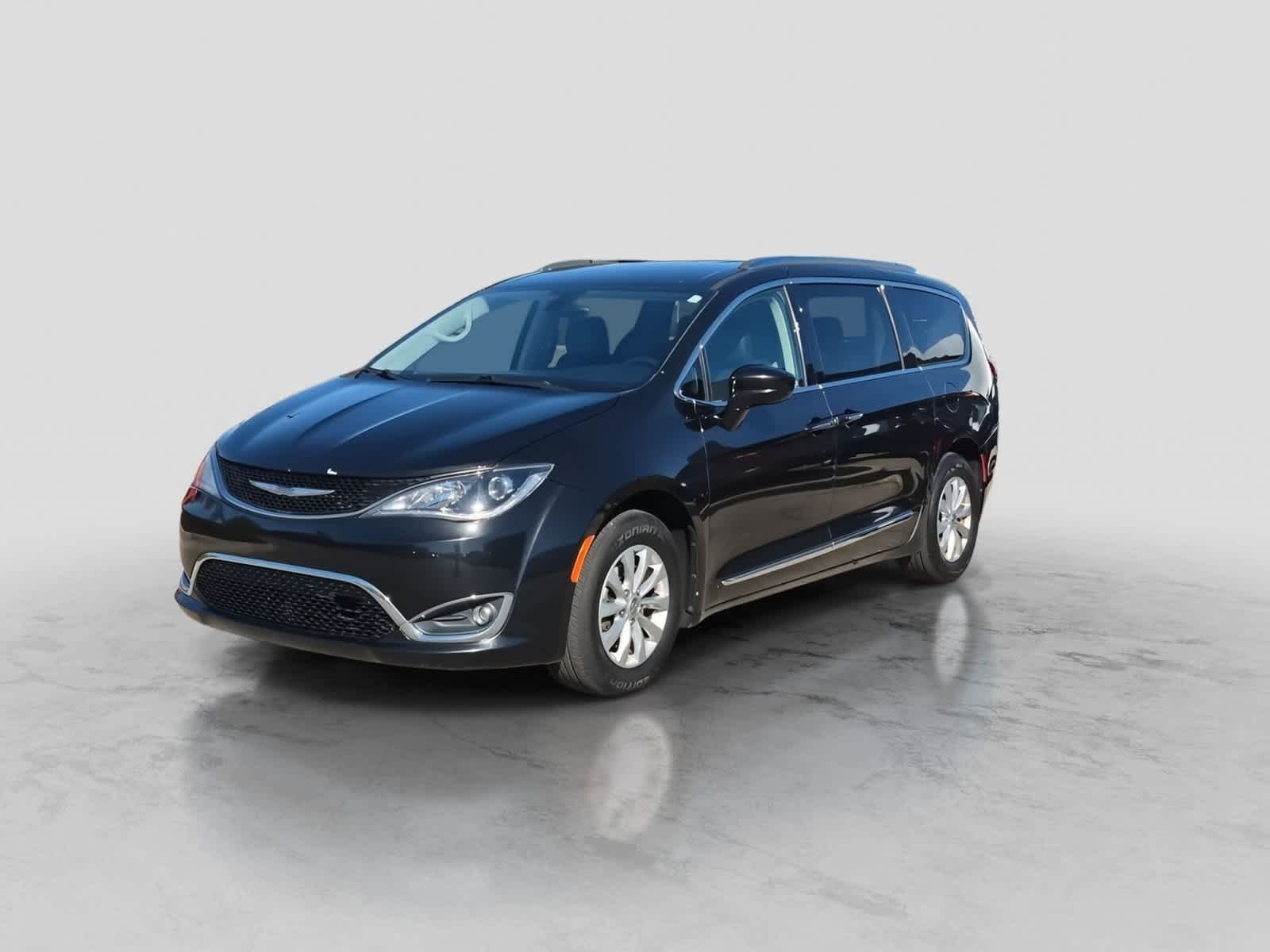 Used 2018 Chrysler Pacifica Touring-L Plus FWD image 4