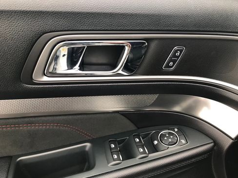 Used 2019 Ford Explorer XLT w/ Equipment Group 202A image 13