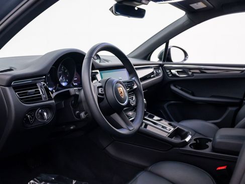 Certified 2026 Porsche Macan AWD/4WD image 4