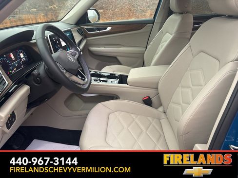 Used 2025 Volkswagen Atlas SE image 2