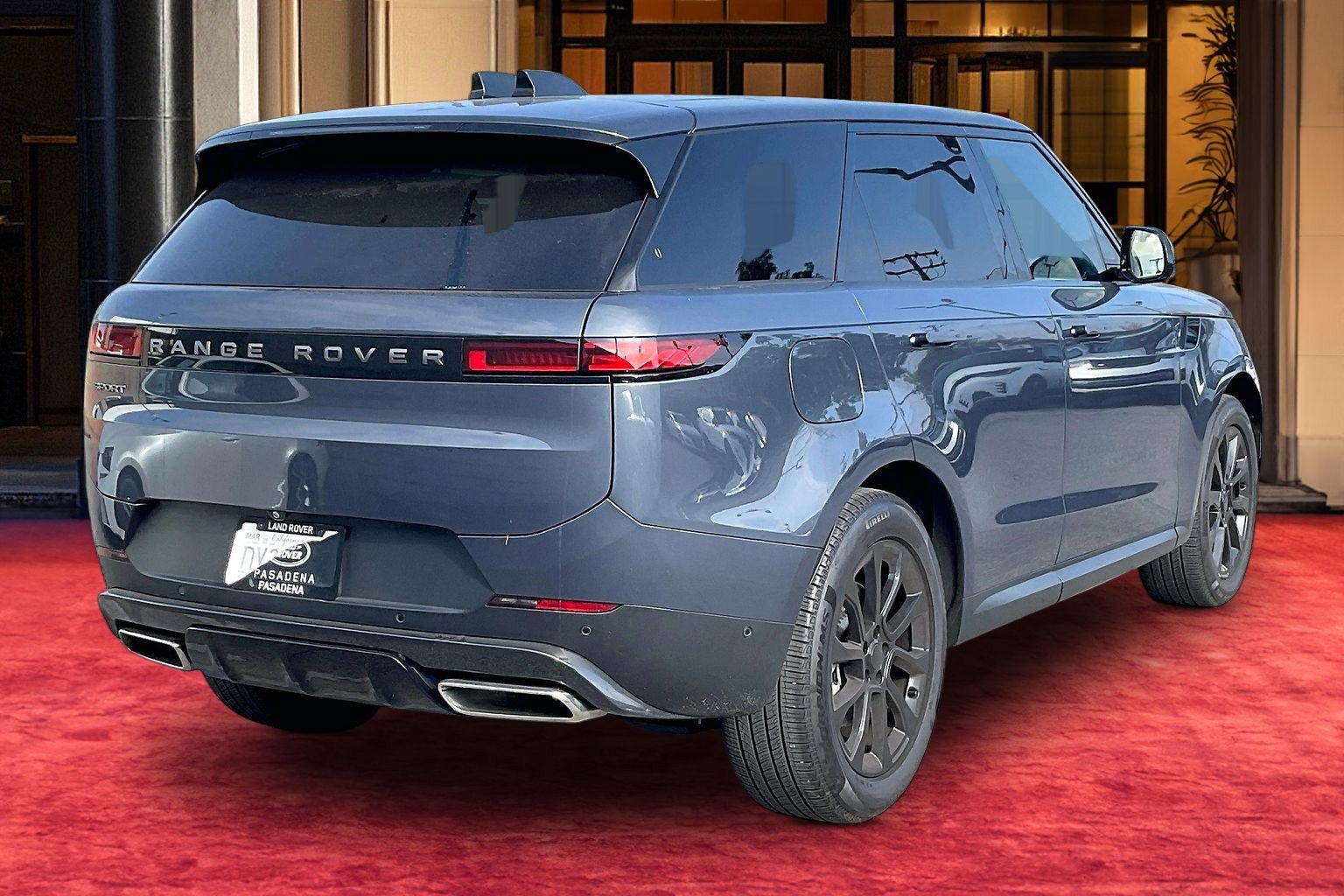 Used 2025 Land Rover Range Rover Sport SE AWD/4WD image 9
