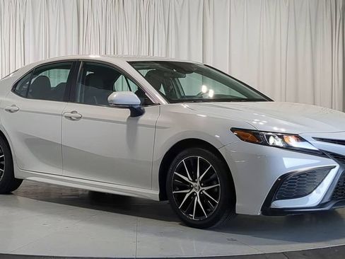 Used 2023 Toyota Camry SE FWD image 3