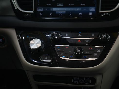 Used 2022 Chrysler Pacifica Touring-L FWD image 17