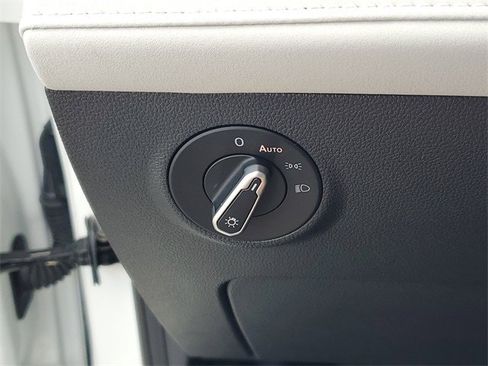 Certified 2025 Volkswagen Taos SE w/ Panoramic Sunroof Package image 28