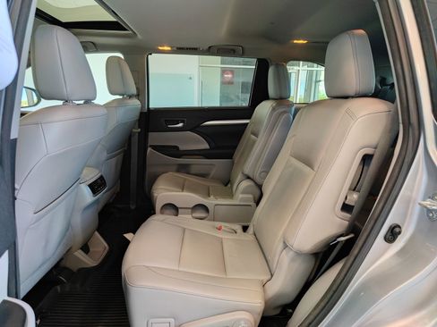 Used 2015 Toyota Highlander XLE AWD/4WD image 11
