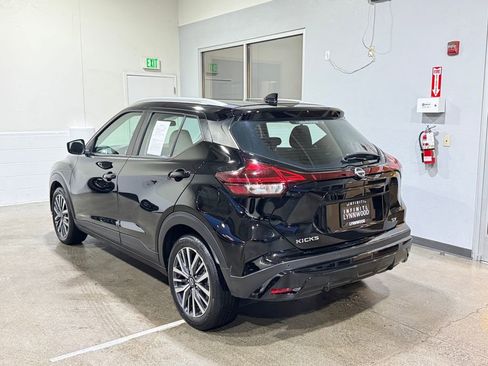 Used 2022 Nissan Kicks SV image 6