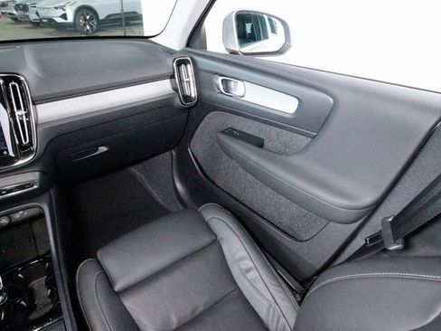 Certified 2025 Volvo XC40 B5 Plus image 7