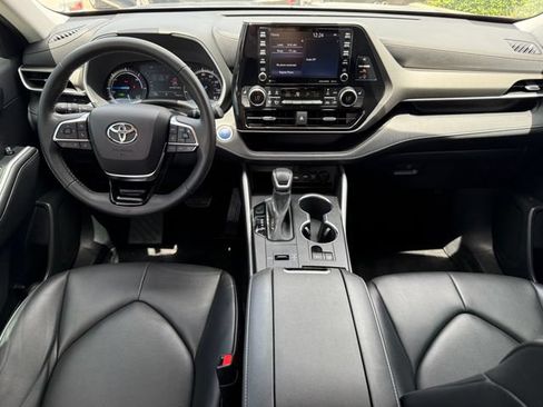 Used 2021 Toyota Highlander XLE FWD image 24