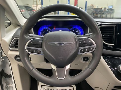 Used 2022 Chrysler Pacifica Touring-L image 25