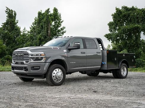 New 2026 RAM 4500 4x4 Crew Cab DRW w/ Laramie Trim Package image 9