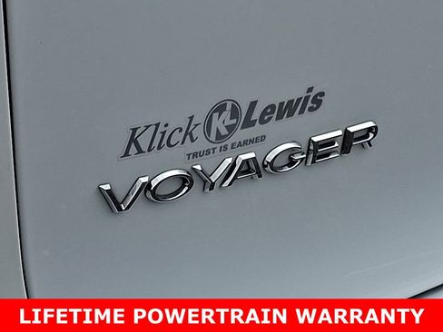 Used 2022 Chrysler Voyager LX image 31