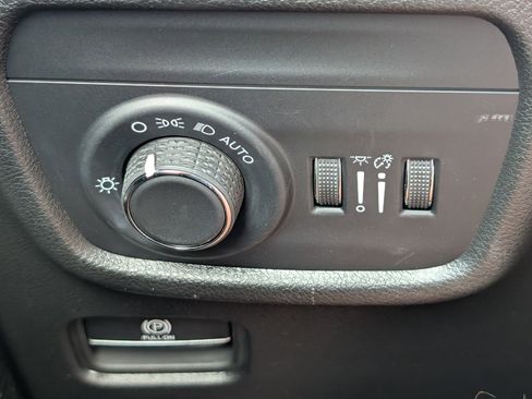 Used 2025 Jeep Grand Cherokee Laredo RWD image 21