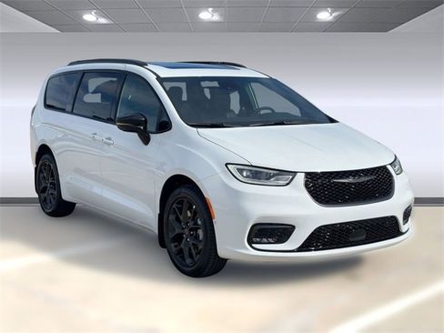 New 2026 Chrysler Pacifica Limited image 7