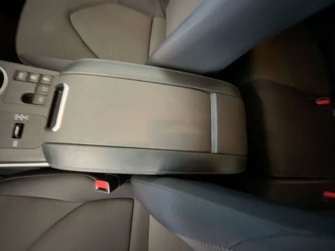 Used 2023 Toyota Highlander LE AWD/4WD image 21
