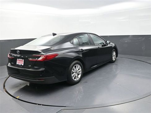Used 2025 Toyota Camry LE image 7