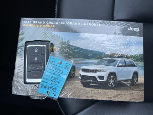 Used 2023 Jeep Grand Cherokee Limited AWD/4WD image 10
