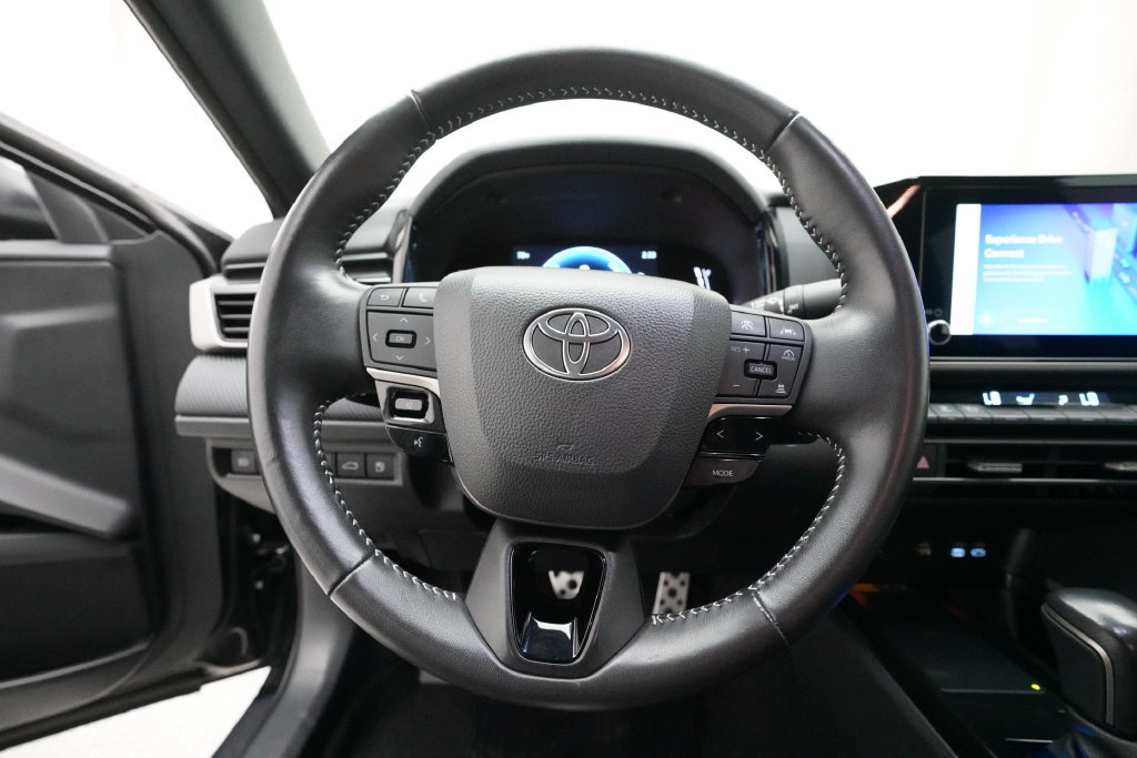 Used 2025 Toyota Camry SE FWD image 4