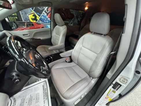 Used 2018 Toyota Sienna XLE Premium image 11