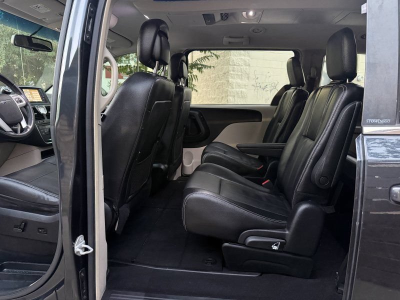 Used 2014 Chrysler Town & Country Touring FWD image 14