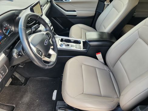 Used 2020 Ford Explorer XLT w/ Equipment Group 202A RWD image 13