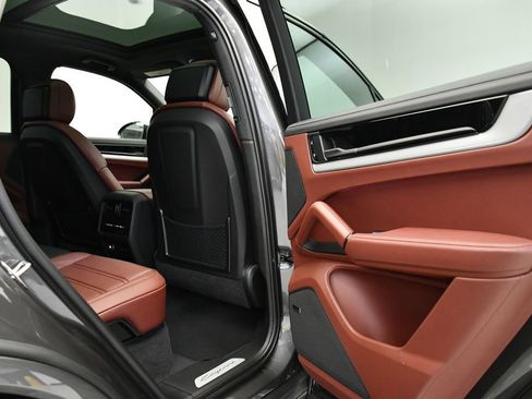 Certified 2025 Porsche Cayenne image 56