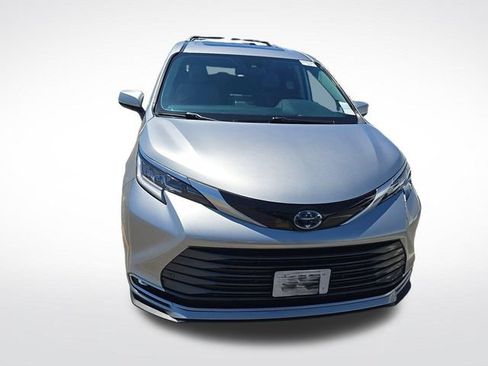 Used 2022 Toyota Sienna Limited AWD/4WD image 2