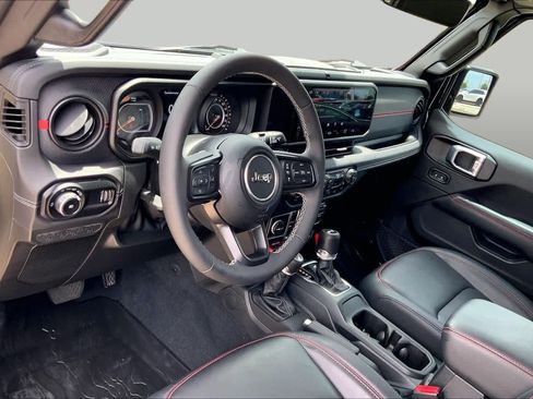 Used 2025 Jeep Wrangler Unlimited Rubicon AWD/4WD image 18
