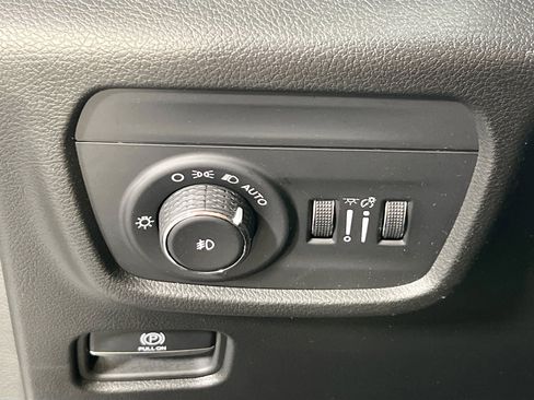 Used 2022 Jeep Grand Cherokee Overland w/ Luxury Tech Group IV AWD/4WD image 10