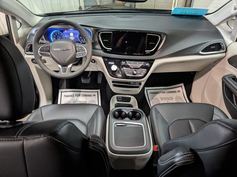 Used 2024 Chrysler Pacifica Touring-L FWD image 10
