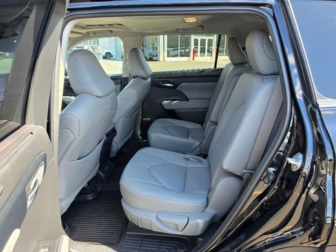 Used 2023 Toyota Highlander XLE AWD/4WD image 22