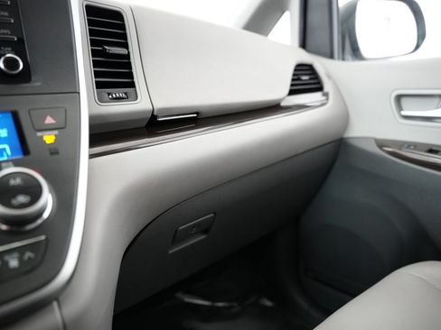 Used 2020 Toyota Sienna XLE w/ XLE Navigation Package FWD image 44