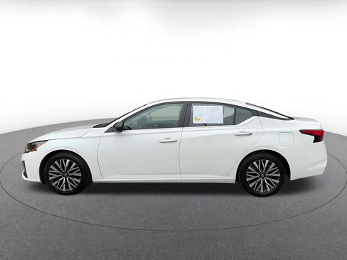 Used 2025 Nissan Altima 2.5 SV FWD image 9
