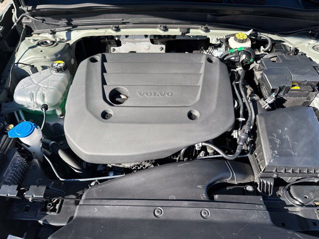 Certified 2025 Volvo XC40 B5 Plus w/ Protection Package Premier AWD/4WD image 34