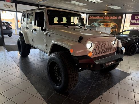 Used 2018 Jeep Wrangler Unlimited Sahara image 4