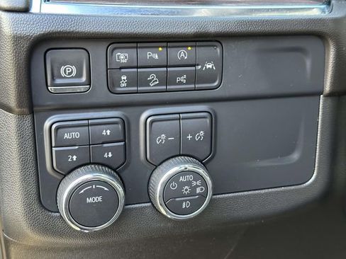 Used 2025 Chevrolet Suburban Z71 AWD/4WD image 23