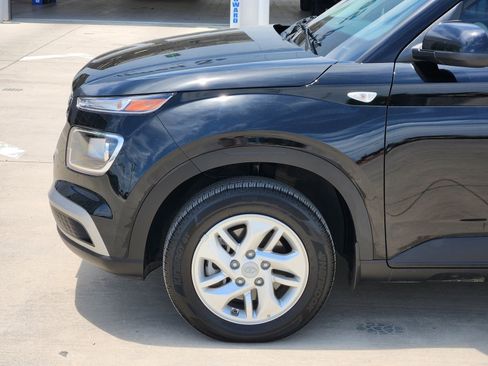 Used 2025 Hyundai Venue SE FWD image 10