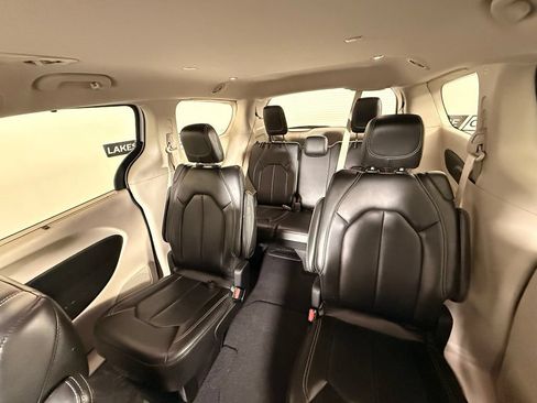 Used 2023 Chrysler Pacifica Touring-L FWD image 47