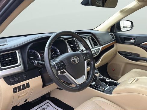 Used 2017 Toyota Highlander AWD V6 image 12